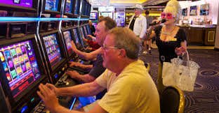 Live Casino Baccarat dealer မြန်မာ MMK ကစားသမားများ
